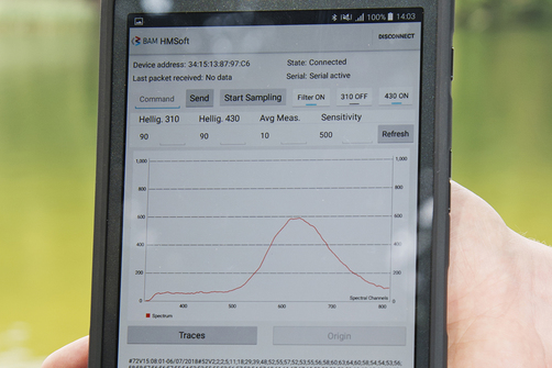 Ölverschmutzungen mit dem Smartphone erkennen Anzeige eines Tablets mit den ermittelten Daten