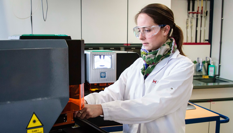 Dr. Larissa Müller legt eine Zellprobe unter den Laser des Elementmikroskops Dr. Larissa Müller legt eine Zellprobe unter den Laser des Elementmikroskops.