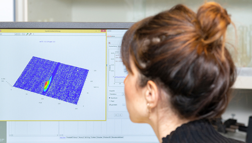 Frau Dalia Morcillo Garcia-Morato beim Betrachten der Isotopenanalyse im 3D-Modell