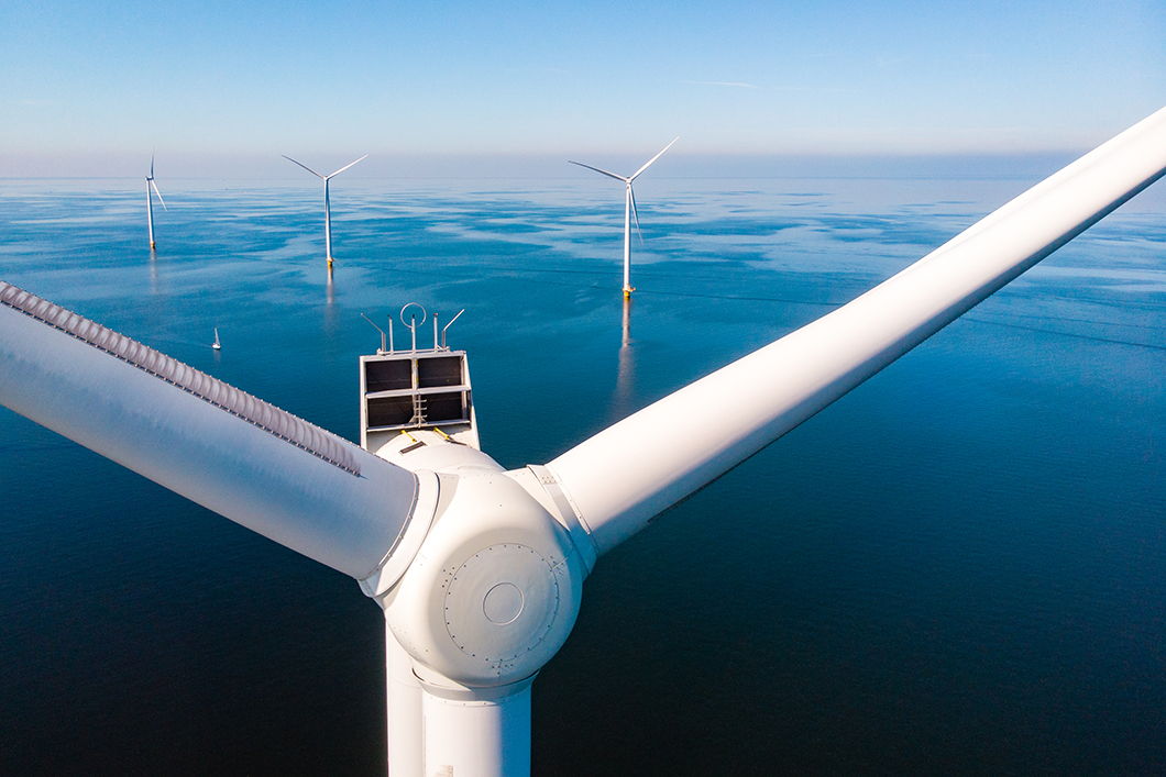 Luftaufnahme einer Offshore-Windenergieanlage Luftaufnahme einer Offshore-Windenergieanlage