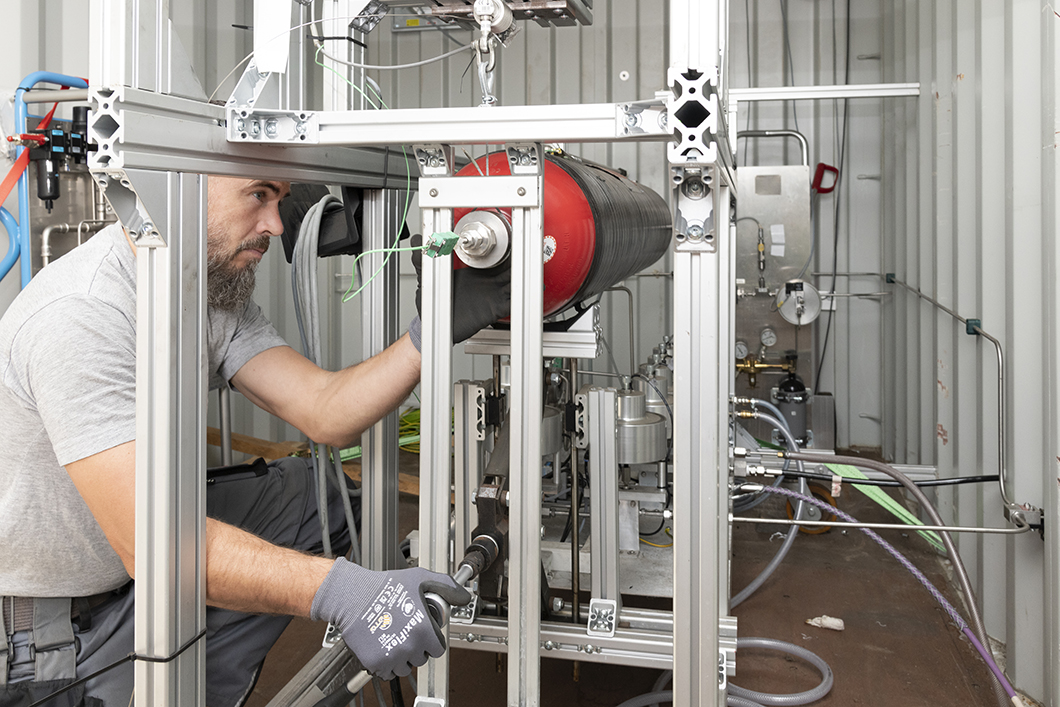 Lighter tanks for hydrogen cars Equipment for filling hydrogen storage tanks