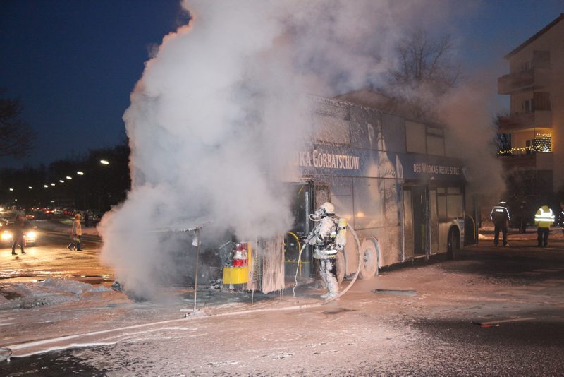 Berlin: A Berlin public transport double decker burned so fiercely at the Johannisthaler Chaussee and K&ouml;lner Damm crossing that the fire brigade had to use foam to extinguish the fire. The police diverted the traffic.