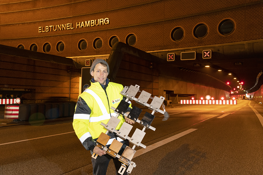 Adrian Wagner untersucht die Korrosionsbest&auml;ndigkeit von Duplexst&auml;hlen in einem Langzeitversuch im Hamburger Elbtunnel. 