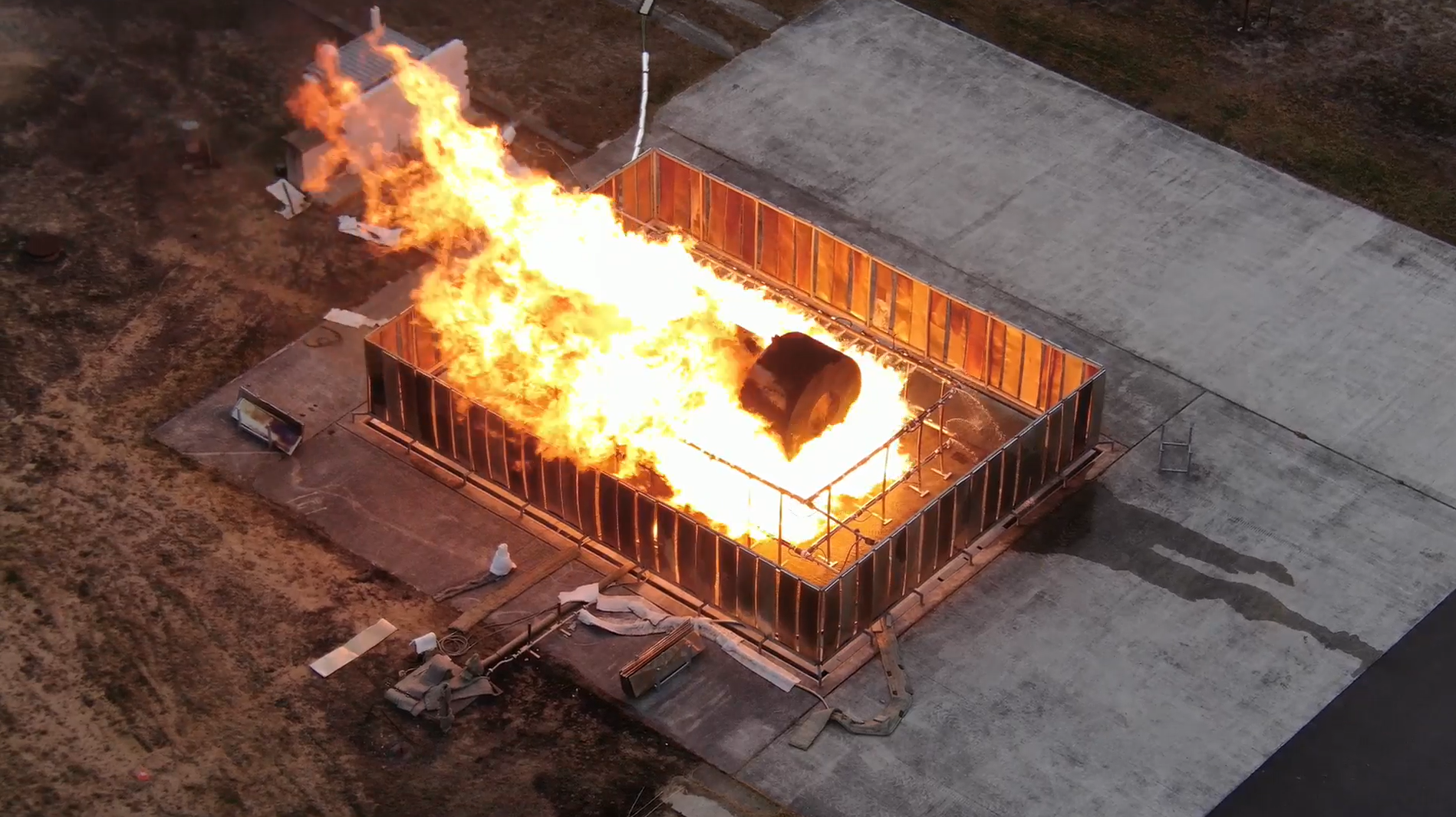 Calorimeter test (test sample from the Gesellschaft f&uuml;r Nuklear-Service mbH) in the fire test stand at the BAM Test Site for Technical Safety.