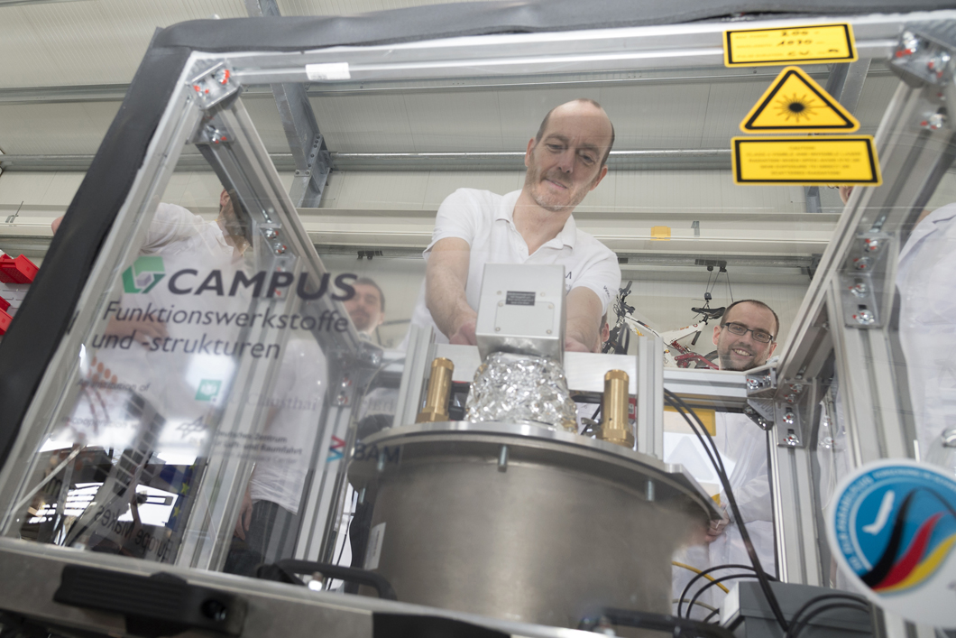 3D-Druck im Space: Komponenten aus Metall Das Team um Prof. Jens Günster prüft die Strahlenschmelzanlage zur additiven Fertigung