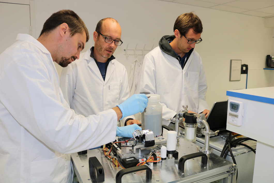Das Team von Prof. Dr. Jens G&uuml;nster, Leiter des Fachbereiches Keramische Prozesstechnik und Biowerkstoffe und zugleich Professor f&uuml;r Hochleistungskeramik an der TU Clausthal f&uuml;hrt Experimente zur additiven Fertigung unter Microgravity-Bedingungen durch.