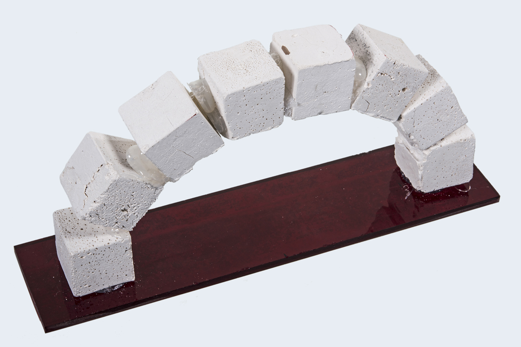 Br&uuml;cke, die Papierasche als Bindemittel enth&auml;lt 