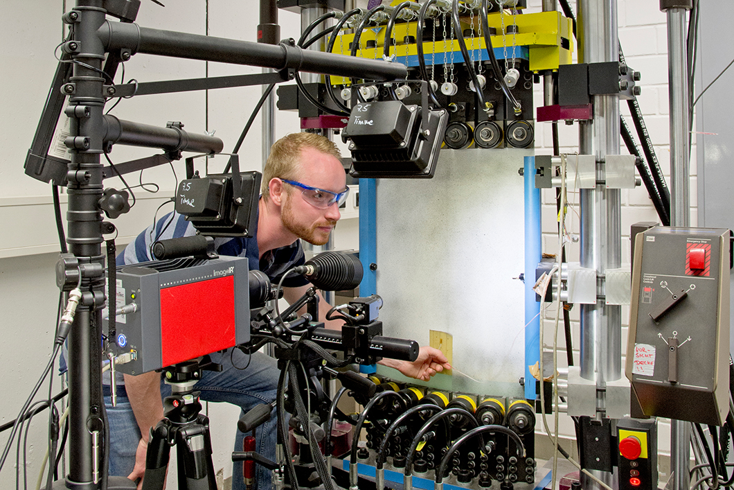 Dustin Nielow, working in the project team of  Dr. Arne Kromm, at the shell test bench