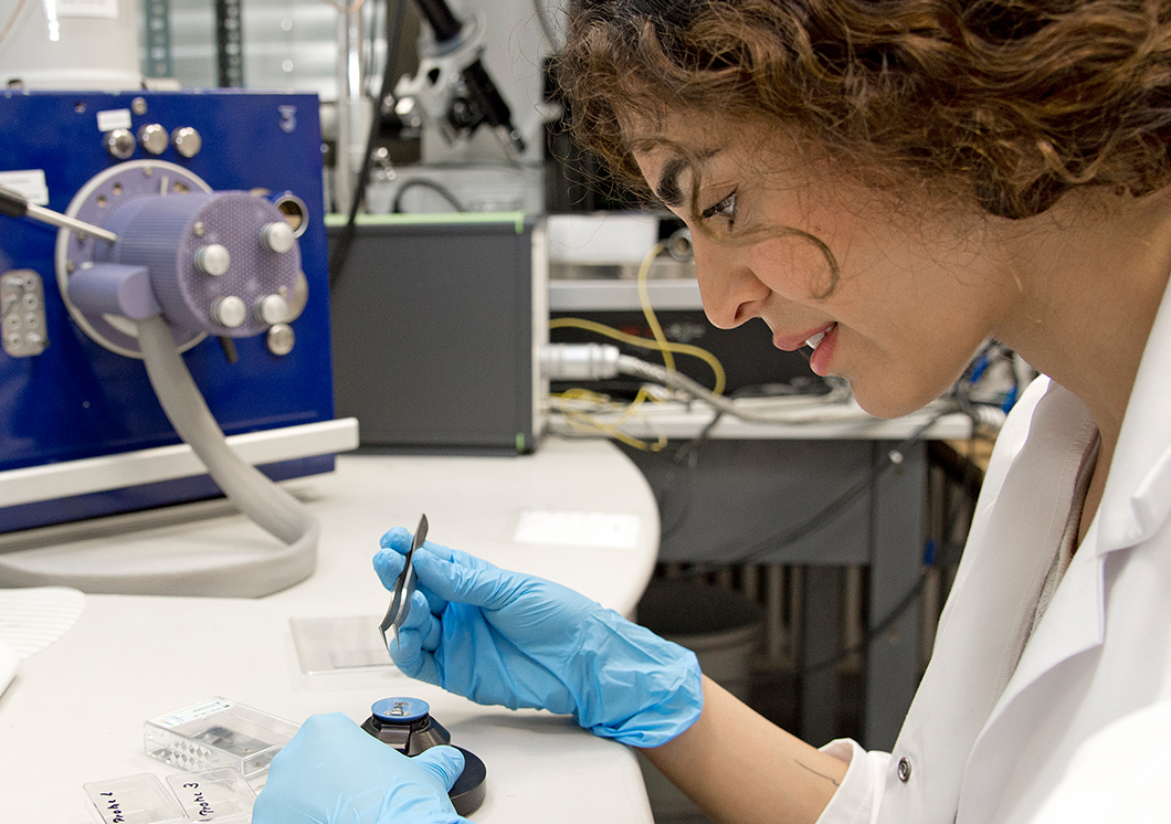 Frau Khorasani bei der Analyse der Nanokomposite mittels Rasterkraftmikroskopie