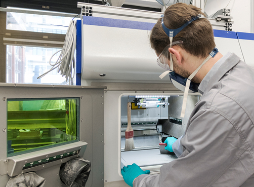 Laserstrahlschmelzanlage zur additiven Fertigung von Bauteilen mit Herrn Gunther Mohr Gunter Mohr an der Laserstrahlschmelzanlage zur additiven Fertigung von Bauteilen