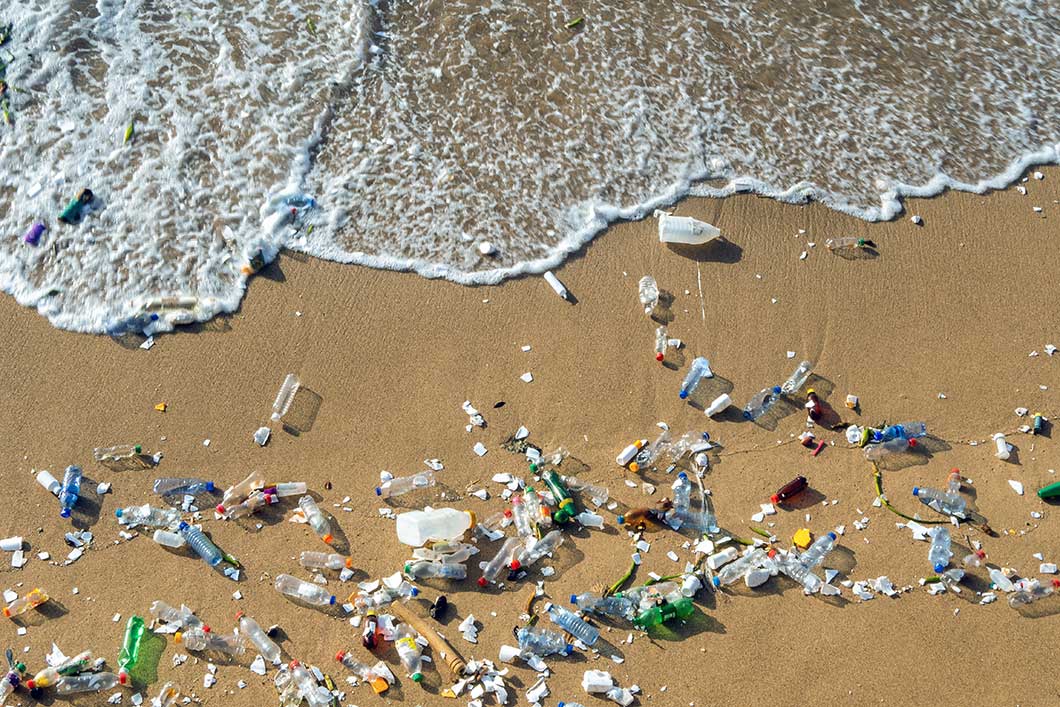 Mikroplastik l&auml;sst sich heute in allen Weltmeeren, in Fl&uuml;ssen, Seen, B&ouml;den und sogar in der Luft nachweisen.