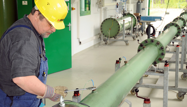 Power to Gas Ein BAM Mitarbeiter bereitet eine Rohrleitung für einen Gas-Explosionsversuch vor.
