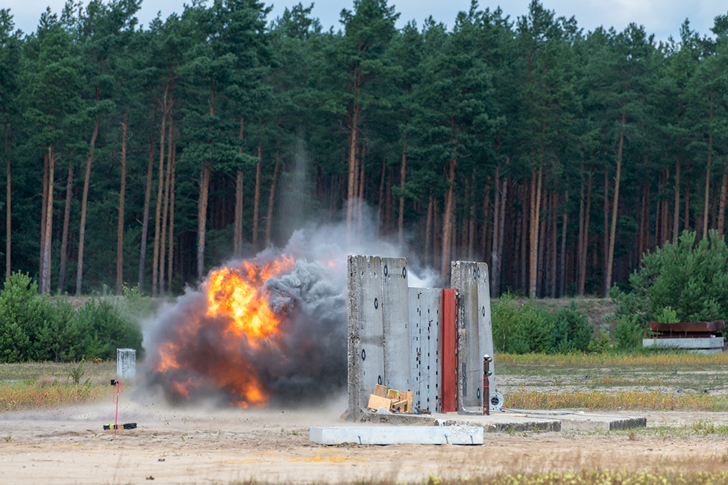 Blasting test with 1000 g plastic explosives
