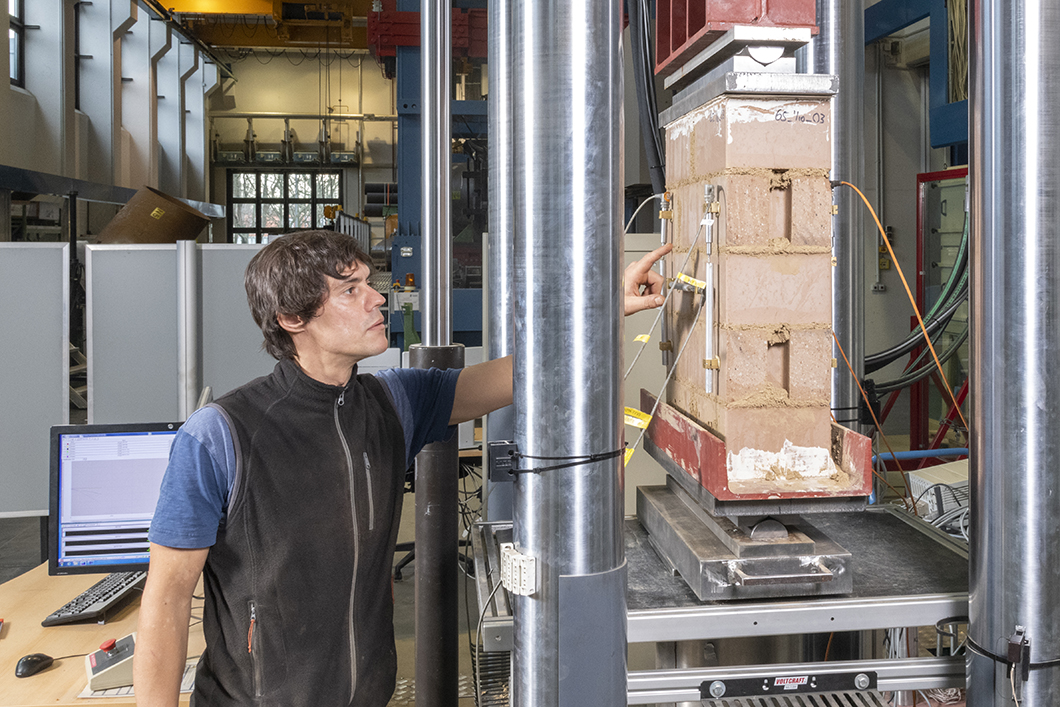 Earth masonry sample in the test facility