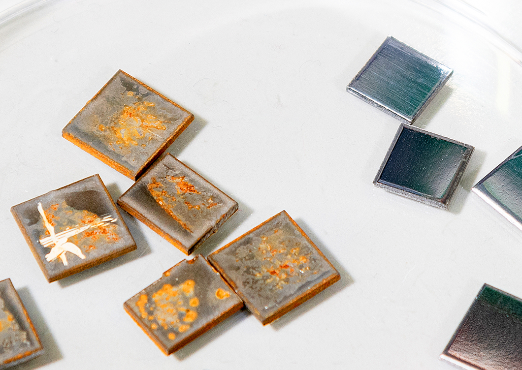 MIC - Korrodiertes Material Metal samples were exposed to a medium containing microbes. The samples exposed to the medium show clear traces of corrosion.