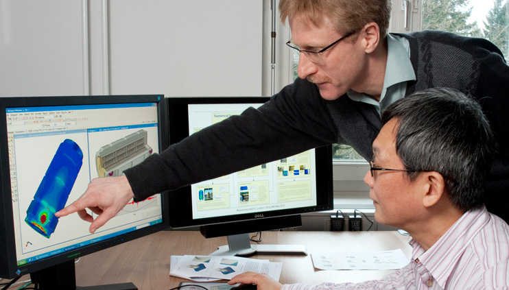 Simulation eines Behälters für hochradioaktiven Abfall Dr. Holger Völzke (stehend) und Dr. Linan Qiao begutachten die Simulation eines Behälters für hochradioaktiven Abfall.