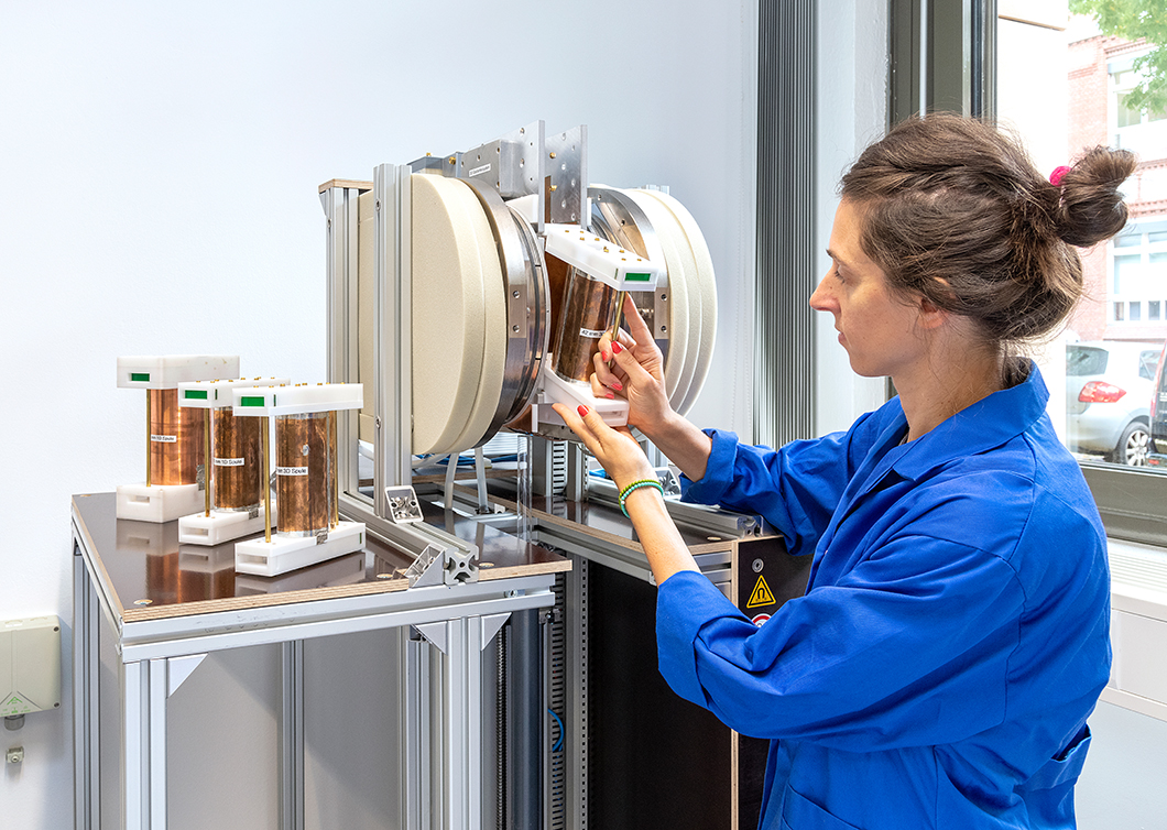 Sabine Kruschwitz am NMR-Tomograph Sabine Kruschwitz at the NMR-Tomograph
