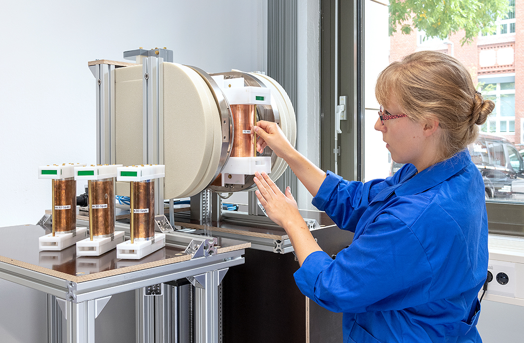Sarah Munsch working at the  NMR tomograph