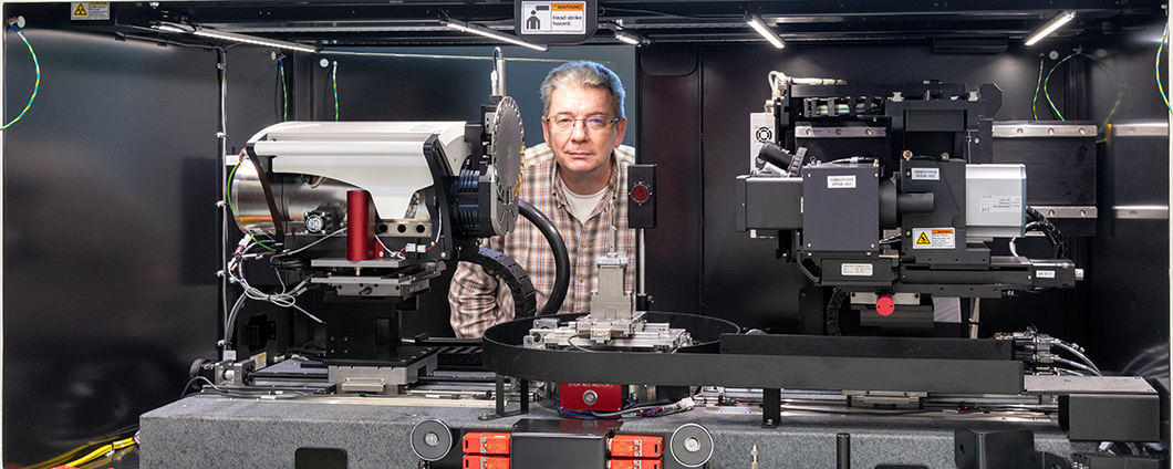 NanoXSpot - Röntgenmikroskop Dr. Gerd-Rüdiger Jaenisch and full view of an X-ray microscope
