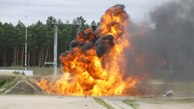 Die 11 kg Propangasflasche wird mit Benzin unterfeuert. Das f&uuml;hrt hier im Versuch zum Versagen des Beh&auml;lters und Flammenausbreitung. Kachel Vorschau