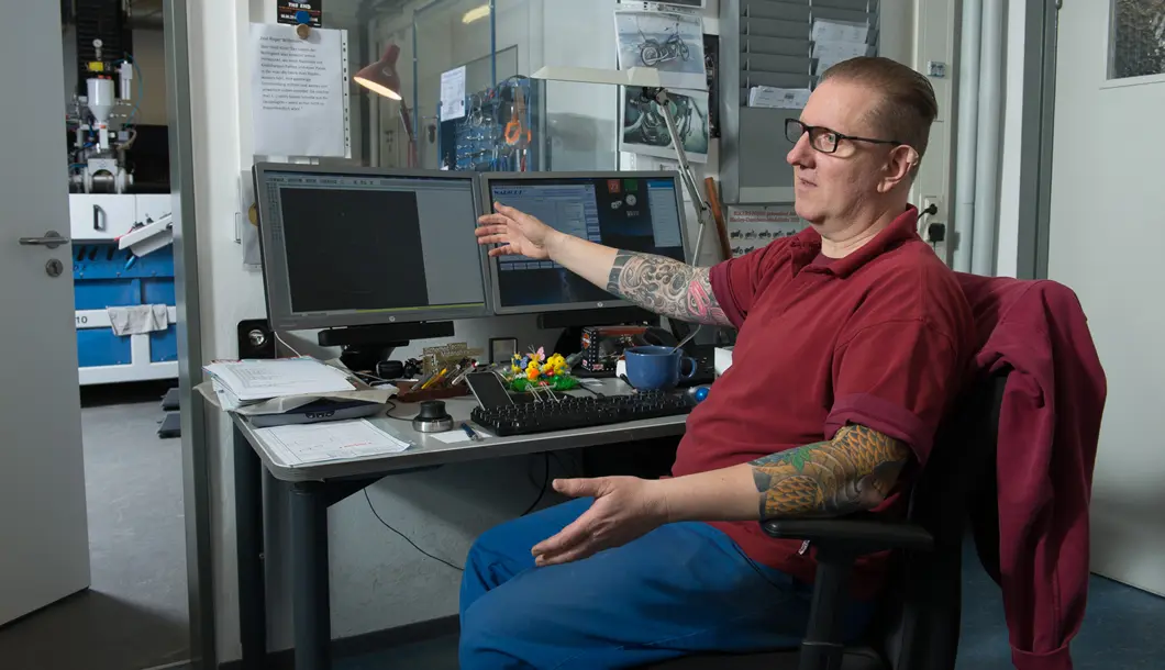 Das Team der BAM-Werkstatt, in der Harald G&ouml;tsch arbeitet, kann fast jede Form zuschneiden - die Entwicklung passgenauer technischer Zeichnungen am PC sind die Grundlage daf&uuml;r.