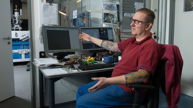 Das Team der BAM-Werkstatt, in der Harald G&ouml;tsch arbeitet, kann fast jede Form zuschneiden - die Entwicklung passgenauer technischer Zeichnungen am PC sind die Grundlage daf&uuml;r. Kachel Vorschau