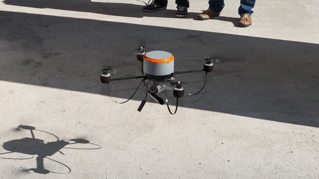 Eine fliegende Sensoreinheit hat den Vorteil, z. B. Spuren von Umweltgiften messen zu k&ouml;nnen, ohne dabei Menschen der Gefahrenquelle auszusetzen.   Kachel Vorschau