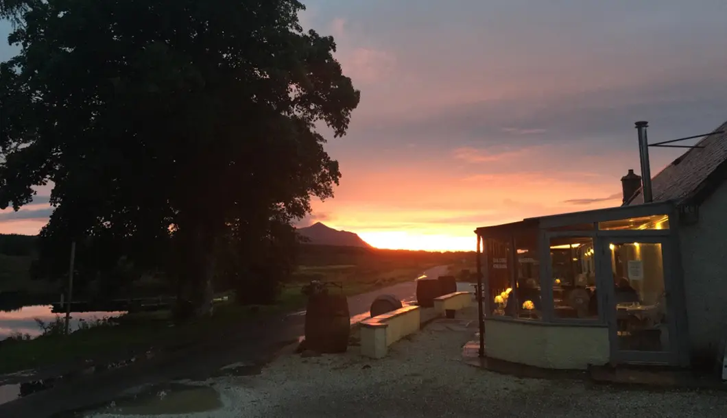 "Middle of Nowhere" - das Altnacealgach Inn, Praktikumsort im Sonnenuntergang (Laura Sch&uuml;tze)