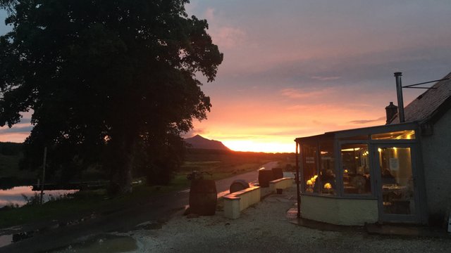 "Middle of Nowhere" - das Altnacealgach Inn, Praktikumsort im Sonnenuntergang (Laura Sch&uuml;tze) Kachel Vorschau