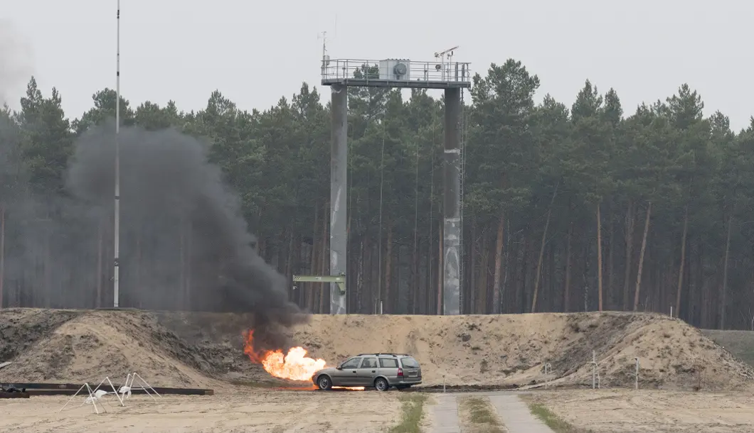 Das Auto wird in Brand gesetzt. 