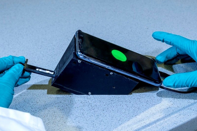 A smartphone camera measures the glow of the test strip in the portable measuring device, enabling a quick and straightforward analysis of water quality. 
