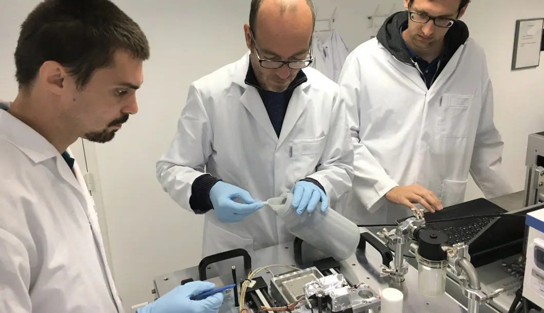 Erster Tag in Bordeaux: Die Vorbereitungen zum BAM-Experiment laufen.