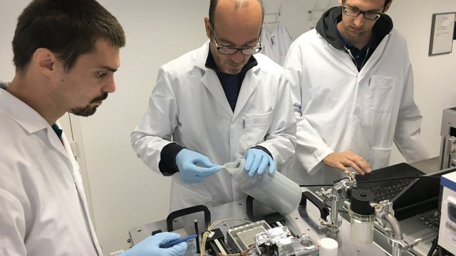 Erster Tag in Bordeaux: Die Vorbereitungen zum BAM-Experiment laufen. Kachel Vorschau