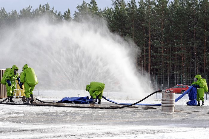 Berliner Feuerwehr bei einer &Uuml;bung zum Katastrophenschutz