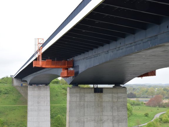 Eine Betonbr&uuml;cke mit einer unten angebrachten Wartungsplattform.