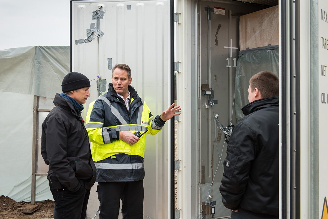 It is often more than an experiment. For example, different factors influencing the gas distribution such as wind or the container's own fan are considered and measured separately. Tile preview
