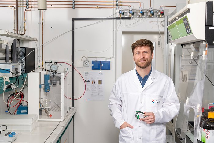 New research infrastructure for batteries Scientist Tim Fellinger in the laboratory