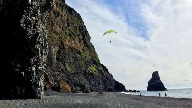 Am schwarzen Sandstrand von Reynisfjara (Elena Klevakina) Kachel Vorschau