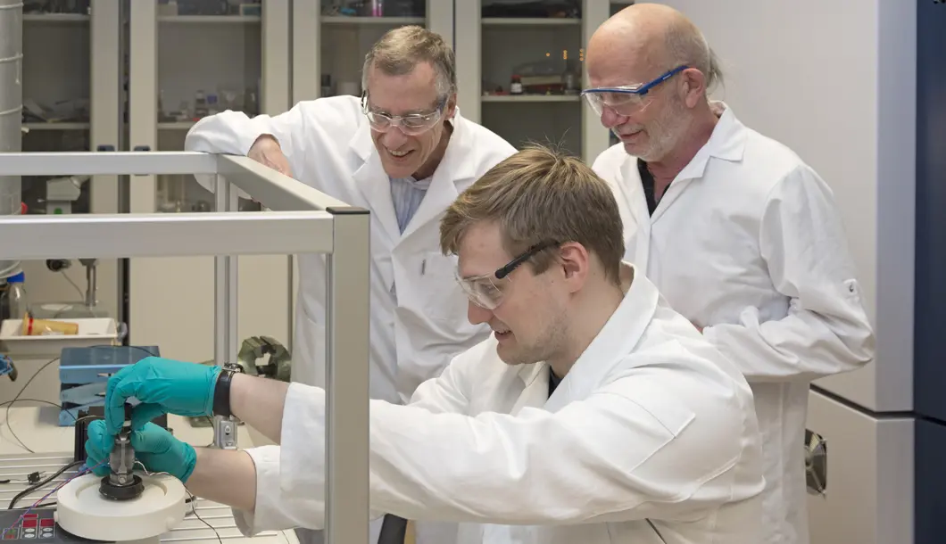Foto von Prof. Piedade und dem BAM-Team im Labor