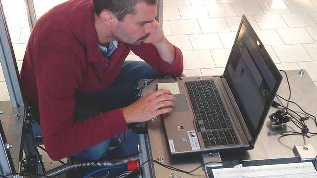 Auf gepackten Kisten: Dr. Andrea Zocca vom Fachbereich Keramische Prozesstechnik und Biowerkstoffe bei den letzten Handgriffen vor dem Flug nach Bordeaux Kachel Vorschau