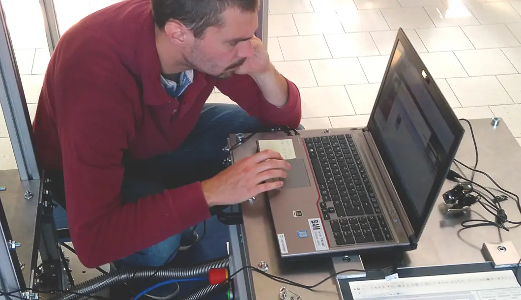 Auf gepackten Kisten: Dr. Andrea Zocca vom Fachbereich Keramische Prozesstechnik und Biowerkstoffe bei den letzten Handgriffen vor dem Flug nach Bordeaux