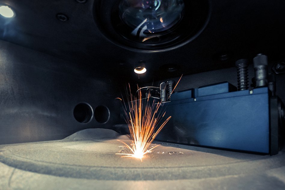  Ein 3D-Drucker, der Metall druckt. Metall wird unter der Einwirkung eines Lasers in Form gesintert.