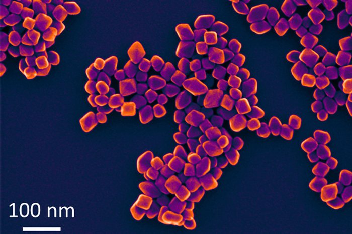 Titandioxid Nanopartikel unter dem Elektronenmikroskop. Neue standardisierte Messmethoden sollen einen sicheren Umgang mit diesen Materialien gew&auml;hrleisten.  