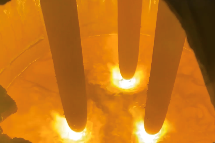 Wasserstoffplasma zwischen drei Hohlelektroden und einer Schmelze aus Rotschlamm