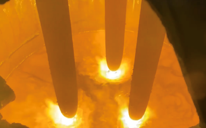 Wasserstoffplasma zwischen drei Hohlelektroden und einer Schmelze aus Rotschlamm
