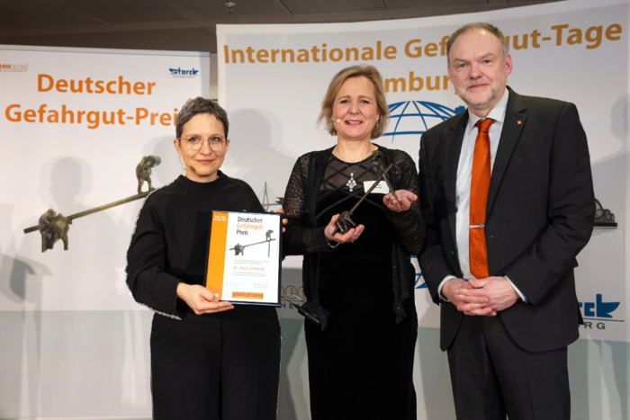 Dr. Claudia Elif Stutz (BMV), Preistr&auml;gerin Dr. Anita Schmidt (BAM) und Dr. Michael He&szlig; (&bdquo;gef&auml;hrliche ladung&ldquo;) bei der Verleihung des Deutschen Gefahrgut-Preises; Schmidt h&auml;lt die Urkunde.