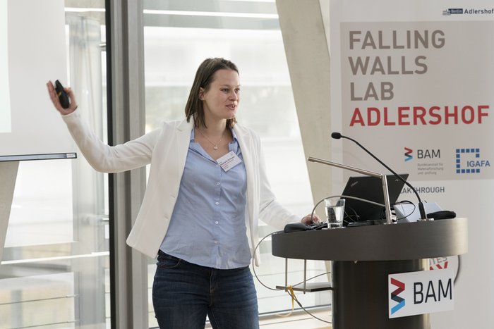 Nachwuchswissenschaftlerin beim Falling Walls Lab Adlershof