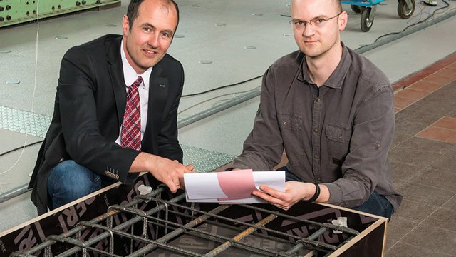 G&ouml;tz H&uuml;sken hat das geplante Material schon verschiedenen Biegebalkenpr&uuml;fungen unterzogen. Kachel Vorschau