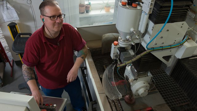 ... und dann bei ca. 3000 bar mit einem Gemisch aus Wasser und feink&ouml;rnigem Sand, auch Abrasivmittel genannt, zerschnitten. Kachel Vorschau