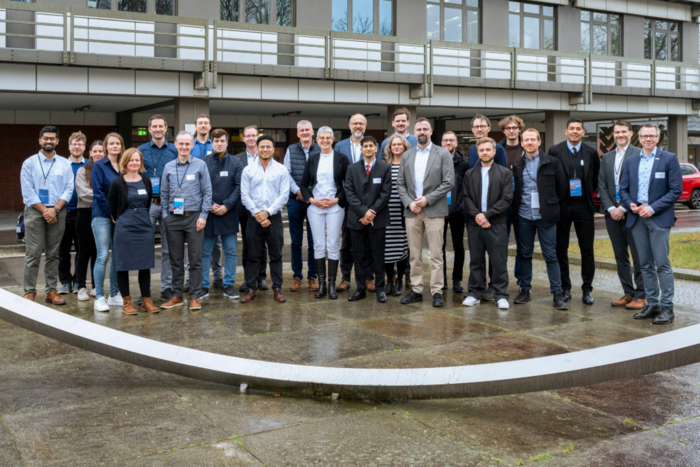 Gruppenfoto beim Kickoff-Treffen der Kooperation „skai-lab“: Vertreter*innen von BAM, BTU und dem DLR-Institut für Elektrifizierte Luftfahrtantriebe stehen vor einem Institutsgebäude im Freien.